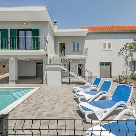 Vacation House With The Pool Near River Cetina Feriehus