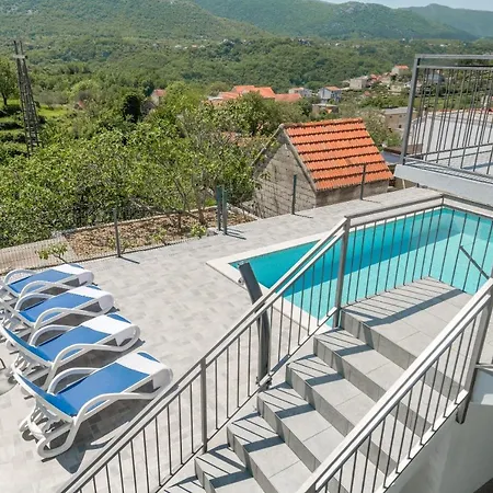 Vacation House With The Pool Near River Cetina Feriehus *