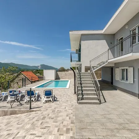 Vacation House With The Pool Near River Cetina Feriehus *
