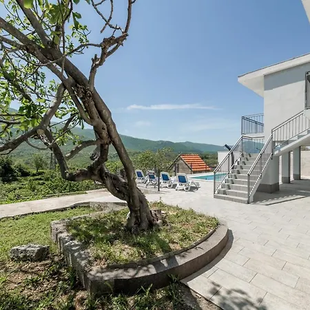 Vacation House With The Pool Near River Cetina Feriehus Kostanje
