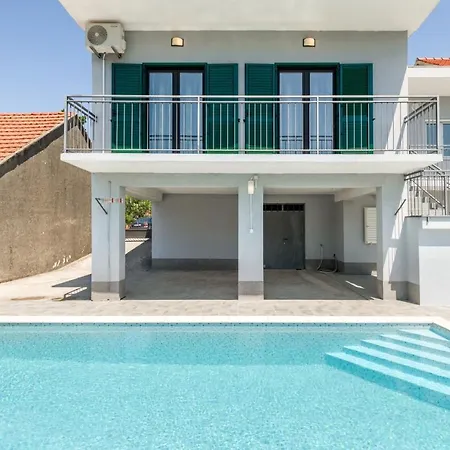 Vacation House With The Pool Near River Cetina Feriehus