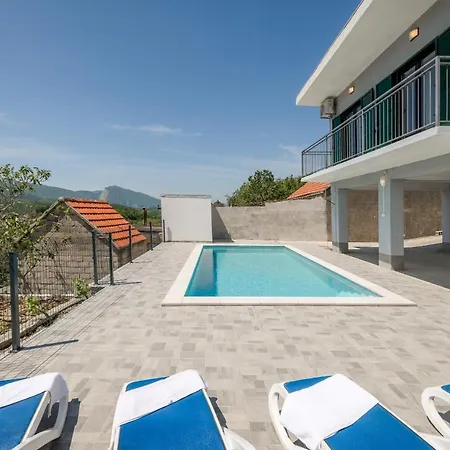 Feriehus Vacation House With The Pool Near River Cetina