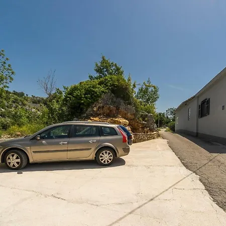 Vacation House With The Pool Near River Cetina Feriehus *